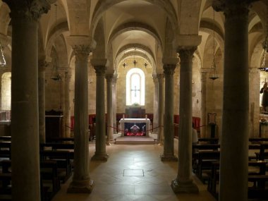 Seyyah Aziz Nicholas Katedrali 'nin Trani' nin içinde bir nav ve iki koridor arasında sütunlar var.