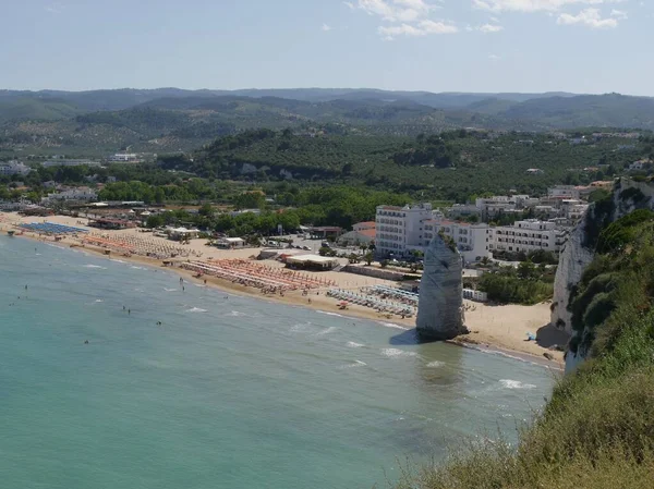 Vieste Panoráma Pizzomunno Monolit Strandon Falu Ült Egy Sziklás Gerincen — Stock Fotó