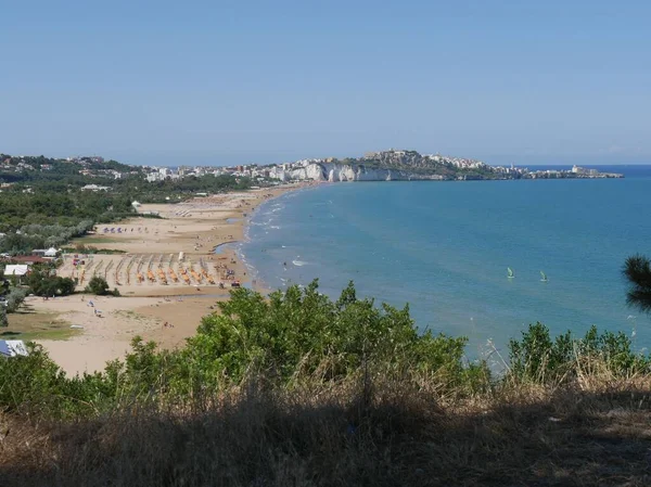 Vieste Panorama Pláže Monolitu Pizzomunno Vesnice Usazené Skalnatém Hřebeni — Stock fotografie