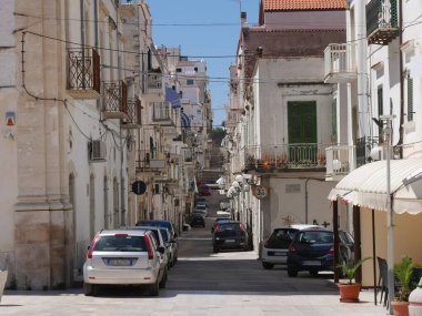 Vieste - tarihi merkezin tipik caddeleri. Yerel beyaz taşlardan yapılmış binaları ve küçük balkonları var.