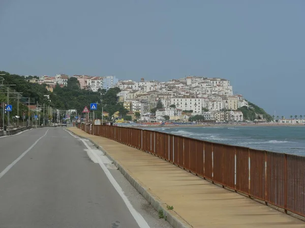 加尔加尼科 历史中心的全景和沿海街道上的海滩全景 — 图库照片
