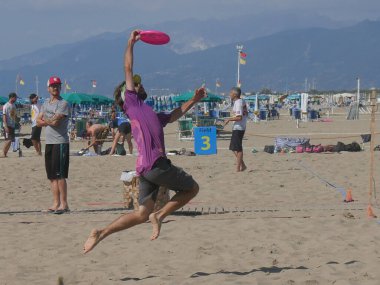 Burla Plaj Kupası 2019 - İtalya 'nın Torre del Lago kentinde düzenlenen Plaj Ultimate Turnuvası' nda Nihai Korsanlar Viareggio takımı (Karışık Bölüm) ile oynayan sporcular.