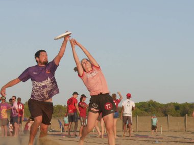 Burla Plaj Kupası 2019 - İtalya 'nın Torre del Lago kentinde düzenlenen Plaj Ultimate Turnuvası' nda KFK Danimarka takımı (Açık lig) sporcuları diskle oynuyor.