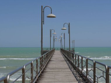 Vasto Marina iskelesinde arka planda turkuaz deniz olan insanlar yok.