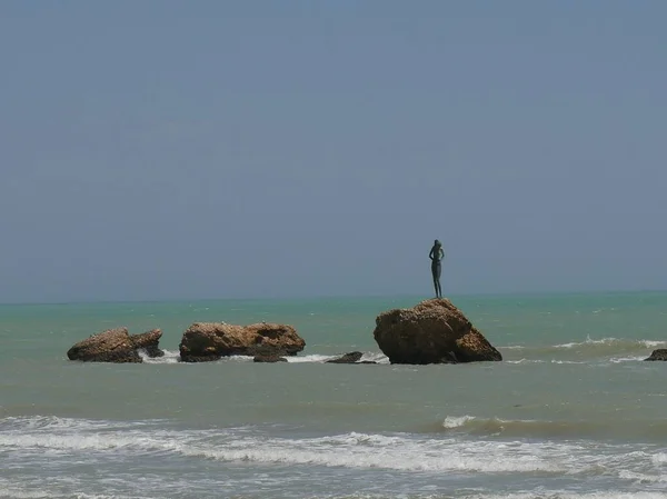 Темная Статуя Васто Марина Рифе Бирюзовым Морем Заднем Плане — стоковое фото