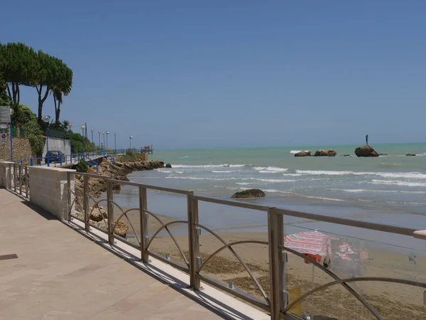 Passeio Vasto Marina Longo Costa Com Trebuchet Pesca Fundo — Fotografia de Stock