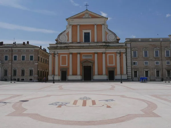 加里波第广场的Senigallia大教堂或San Pietro使徒教堂 — 图库照片