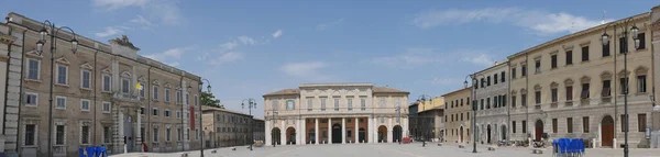 Senigallia Panorama Placu Garibaldiego Pałacem Lovatelli Portykiem Innymi Zabytkowymi Budynkami — Zdjęcie stockowe