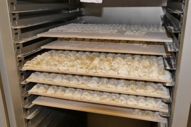 Bir tepsi Tordelli makarna fabrikasında yapılmış.