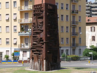Terni dikilitaş Işık Mızrağı Arnaldo Pomodoro tarafından bir döner kavşağın bahçesinde