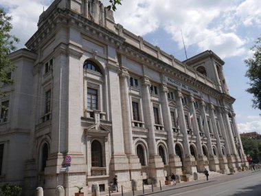 Terni Hükümet Sarayı, başkent ve köşe kulesiyle karakterize edilen görkemli bir neoklasik binadır.