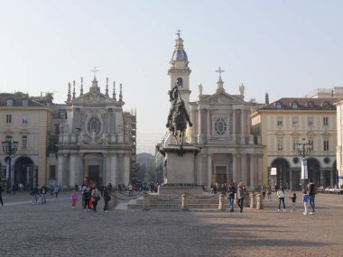 İkiz barok kiliseleri ve Emanuele Filiberto binicilik heykeli olan Torino San Carlo Meydanı.