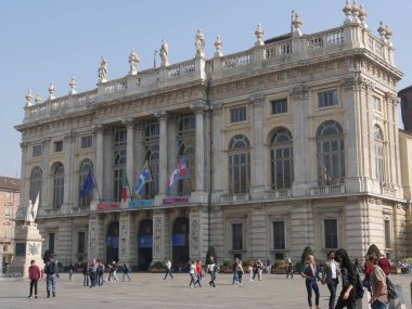 Torino Mona Sarayı, Savoia Kraliyet Sarayı 'ydı. Önünde fıskiyeler ve Castle Meydanı' ndaki barok cephesi vardı.