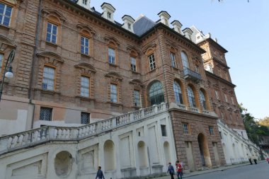 Valentino Parkı 'ndaki Po nehrine bakan devasa merdivenleri ve Fransız tarzı kuleleri olan Torino Valentino Kalesi cephesi. 