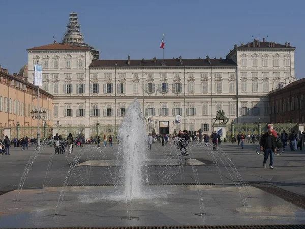 宮殿の正面に噴水のある城広場のバロック様式とネオクラシック様式のファサードを持つサヴォイア家の王宮でした — ストック写真