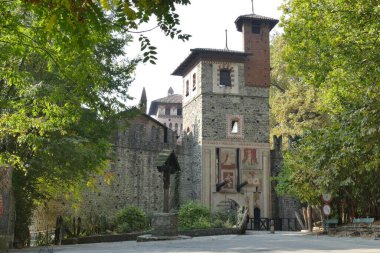 Torino kapısı Valentino Parkı 'ndaki Borgo Ortaçağ kalesinin asma köprüsünden geçti.