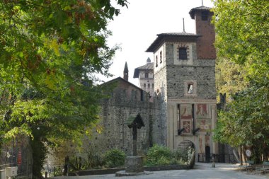 Torino kapısı Valentino Parkı 'ndaki Borgo Ortaçağ kalesinin asma köprüsünden geçti.