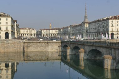 Torin Vittorio Emanuele köprüsünün arkasında Vittorio Veneto meydanı var..