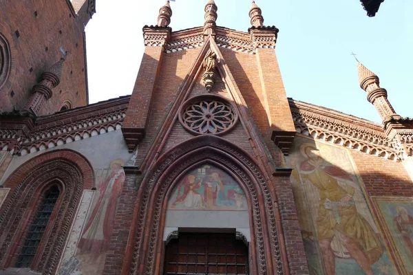 Turínský Kostel Malovanou Fasádou Uvnitř Borgo Středověké Pevnosti — Stock fotografie