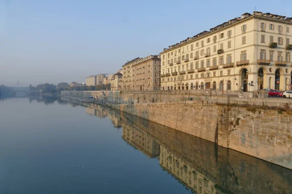 Turijn Murazzi Oude Paleizen Achter Weerspiegeld Het Water Van Rivier — Stockfoto