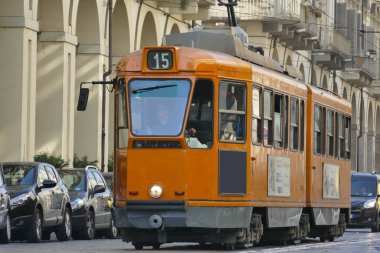 Torino eski tramvayı tarihi merkezden geçen papatyalı bir yolda ilerliyor.