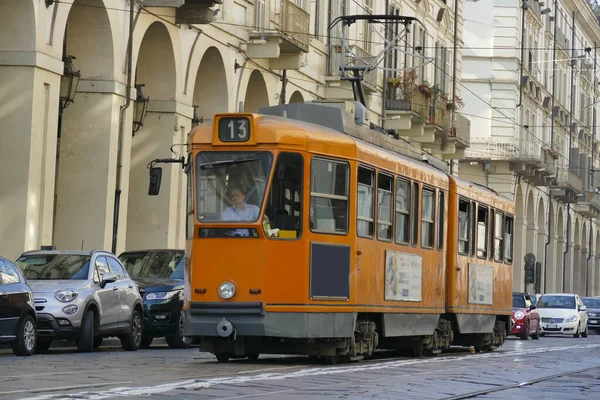 Torino eski tramvayı tarihi merkezden geçen papatyalı bir yolda ilerliyor.