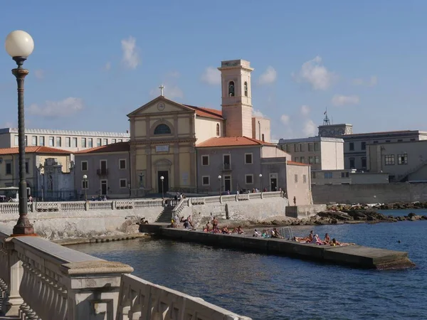 Livorno Cais Com Banhistas Frente Igreja San Jacopo — Fotografia de Stock
