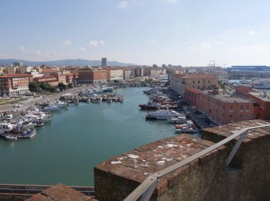 Livorno şehrinin ve marinanın Fortezza Vecchia kalesinden bir panorama.