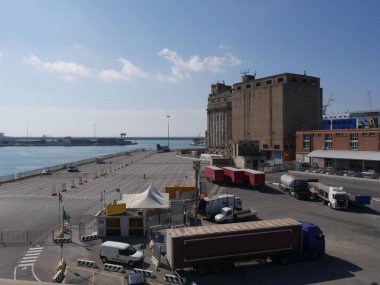 Antik Livorno limanında araç yükleme yolları