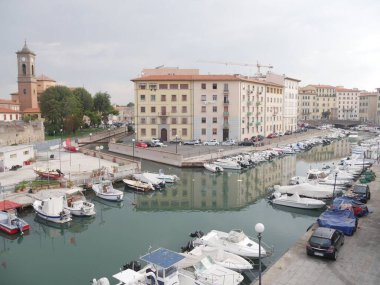 Livorno - Venezia Nuova bölgesi kanallarla kesişen ve köprüler, evler ve depolarla bağlı bir bölgede inşa edildi.