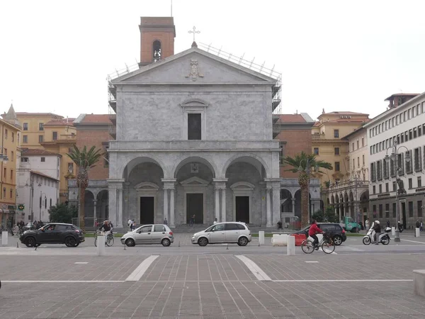利沃诺 Livorno 圣弗朗西斯大教堂 阿西西西立面 有一个大理石门廊 两根多利克柱顶在阳台上 — 图库照片