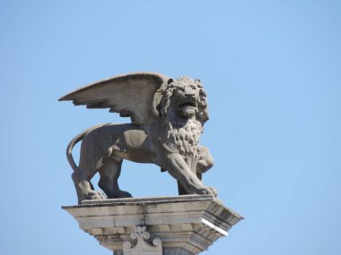Piazza Libert Meydanı 'ndaki Sütun' un taşıdığı Venedik Aslanı 'na Udine yakın çekim
