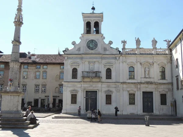 乌迪内 马特奥蒂广场的圣贾科莫教堂立面 入口由钟楼 阳台和钟楼组成 旁边是灵魂教堂 — 图库照片