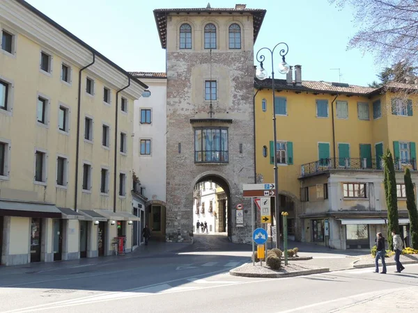 Udine Porta Manin是一座石塔 有拱形入口 是城中通过城墙的古老城门之一 — 图库照片