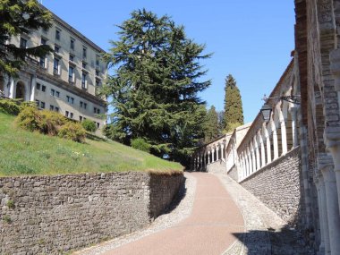 Udine - Lippomano Loggia portico tarafından kuşatılmış kaleye tırman