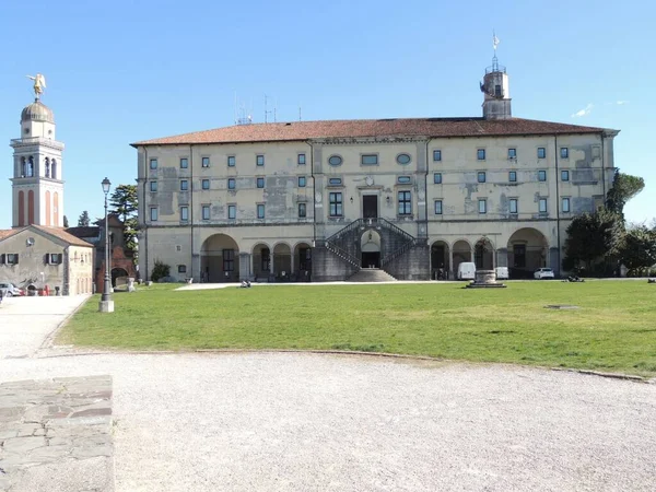 Udine Castelo Fachada Traseira Com Escadaria Monumental Jardim Poço — Fotografia de Stock