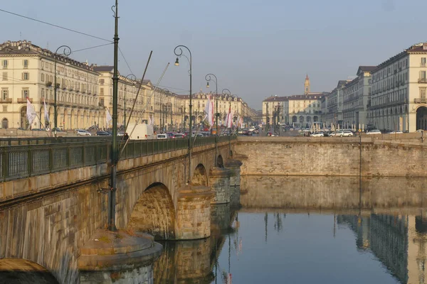 トリノ ヴィットリオ エマヌエーレ橋を渡るポー川とヴィットリオ ヴェネト広場を背景に — ストック写真