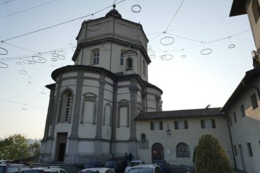 Büyük bir kubbe ve Cappuccini yakınlarındaki bir manastırı saran barok görünümlü Torino Cappuccini kilisesi.