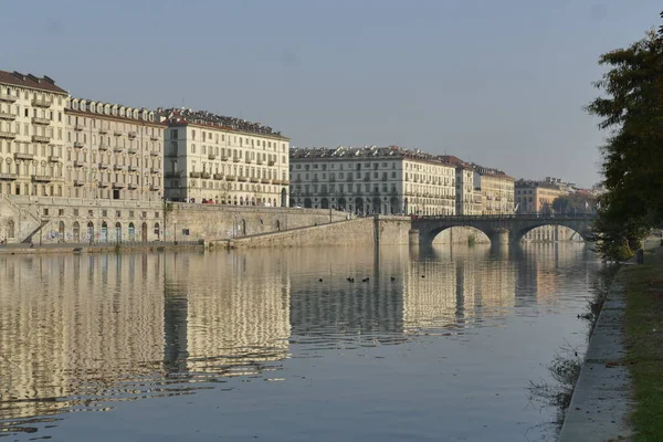Turin Murazzi Ősi Paloták Mögötte Vittorio Emanuele Híd Tükröződik Folyó — Stock Fotó
