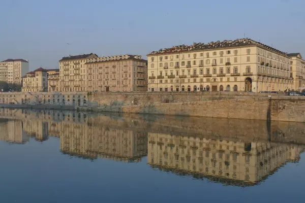 Turijn Murazzi Oude Paleizen Achter Weerspiegeld Het Water Van Rivier — Stockfoto