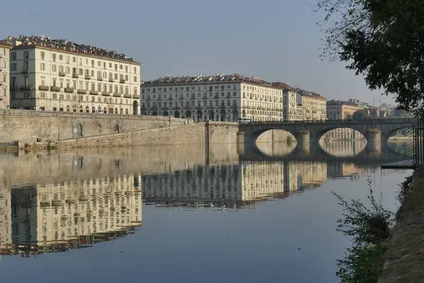 Turín Murazzi Starobylé Paláce Vzadu Most Vittorio Emanuele Odrážel Vodě — Stock fotografie