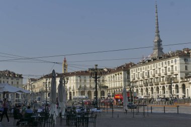 Torino Vittorio Veneto meydanı dikdörtgen şekilli ve yarı dairesel kenarlı.