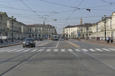 Torino Vittorio Veneto meydanı dikdörtgen şekilli ve yarı dairesel kenarlı.