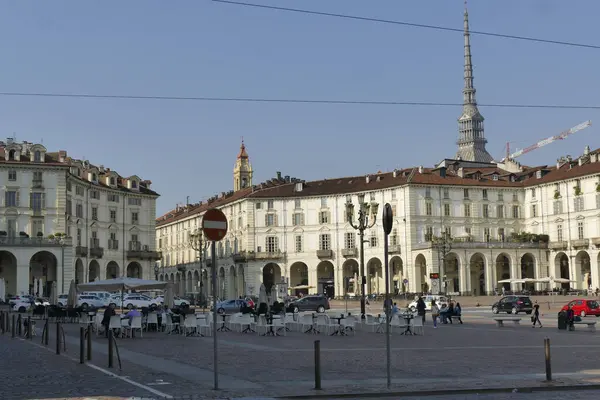 長方形と半円形の側面を持つトリノ ヴィットリオ ヴェネト広場 — ストック写真