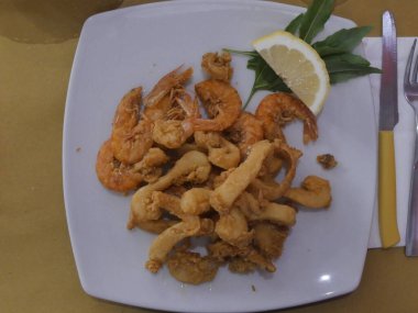 Bir dilim limonla karışık balık yemeği.