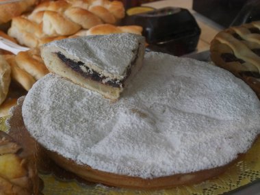 Krema, badem ve incir reçeliyle doldurulmuş bir dilim Pasticciotto keki.