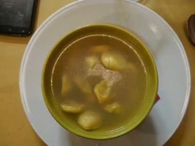 Anolini tavuk suyunda biraz yuvarlak doldurulmuş makarna ile et çorbası tipik parmesan mutfağı.