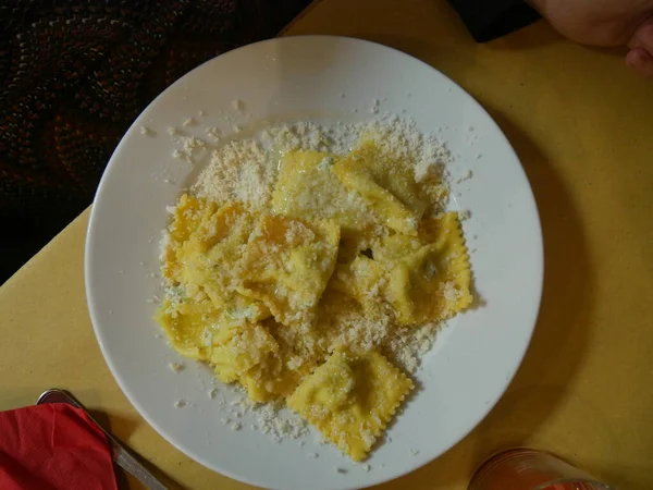 Anolini Temperado Com Manteiga Sálvia Pouco Massa Recheada Arredondada Com — Fotografia de Stock