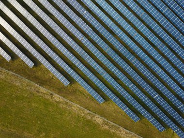 Almanya 'daki güneş panelleri ya da güneş santrali yukarıdan. Güneş parkı ülkenin güneybatısında yer almaktadır..