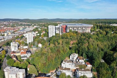 Kaiserslautern 'deki Fritz-Walter Stadyumu. Stadyum şehrin 50 metre yukarısında Betzenberg adı verilen bir mointain ve damak zevki ormanında yer almaktadır. Kaiserslautern, Rheinland-Pfalz / Almanya - 20.09.20